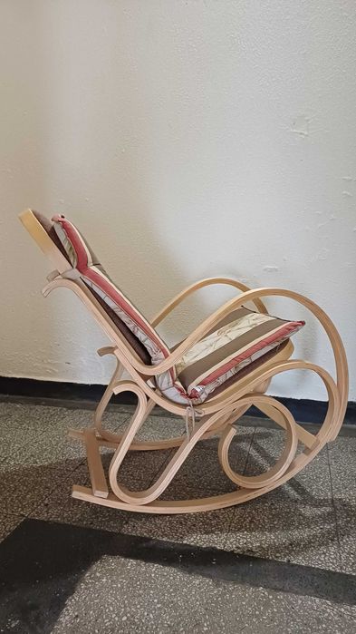 Люлеещ се дървен стол