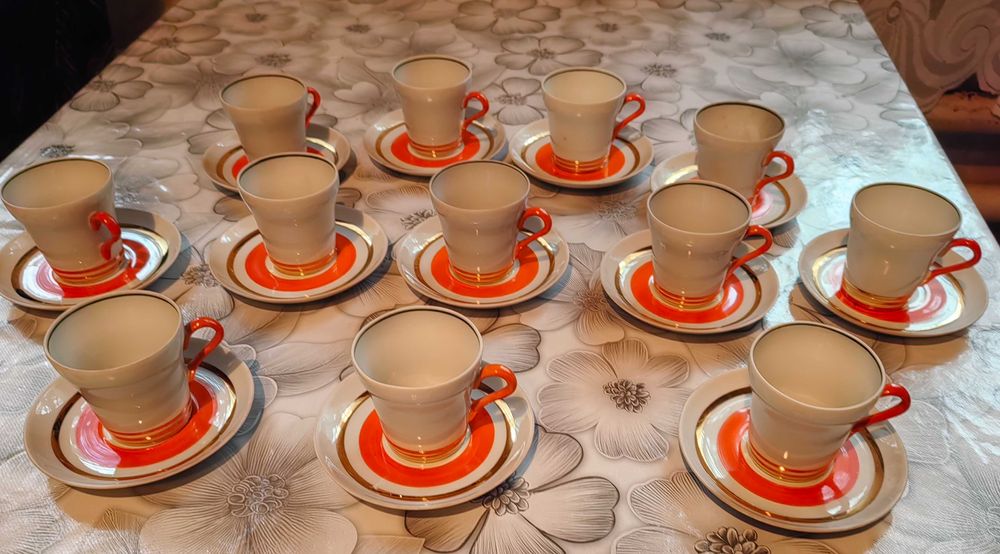 Кофейный чашечки с блюдцами