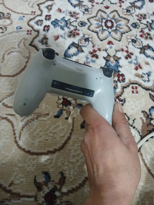 Продам джойстик на PS 4.