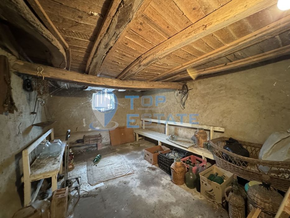 Къща с голям двор и допълнителни постройки в село Янтра, област Велик