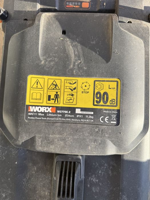 masina de tuns gazonul electrica pe baterii worx