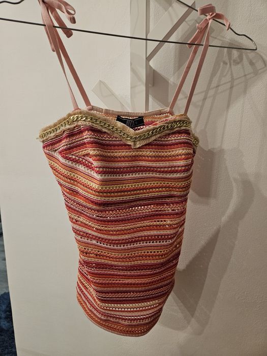 Розов топ с метални елементи