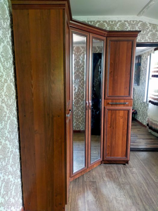 Продам угловой шифоньер