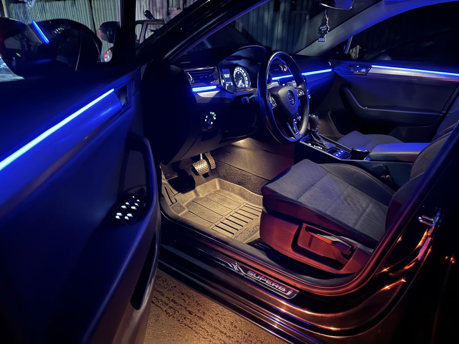 Montez lumini ambientale LED premium pe ori ce autoturism