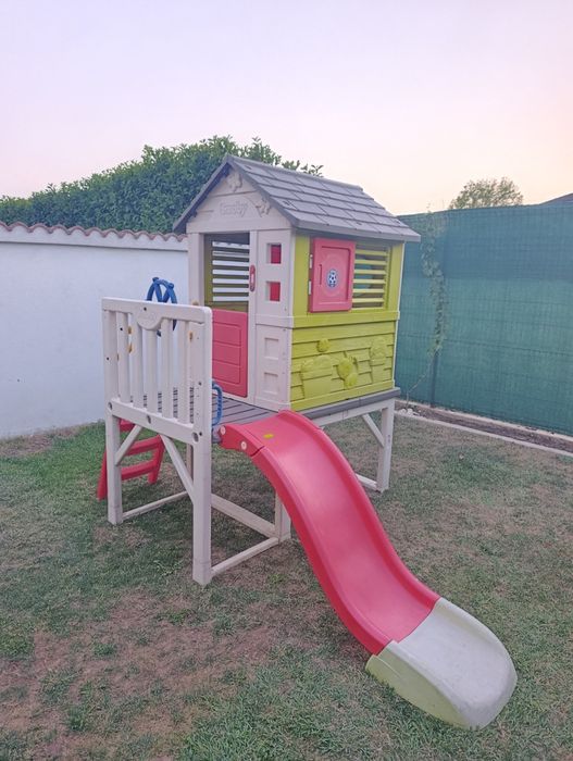 Căsuța smoby cu topogan cu apa