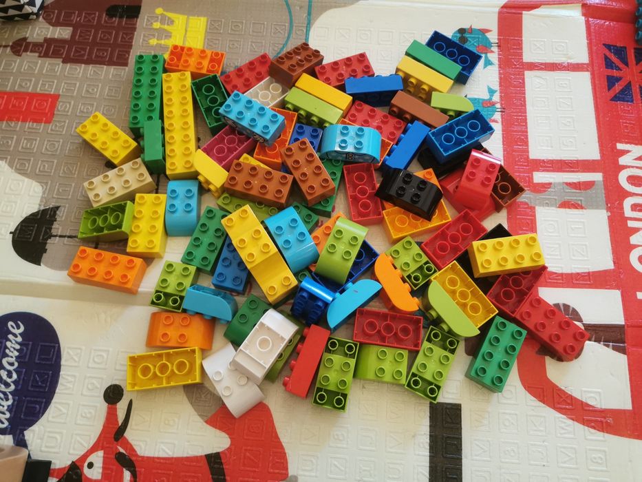 Lot lego duplo -- include masinute, multe figurine, animale, cuburi de diferite forme, placi mai mari si mai mici