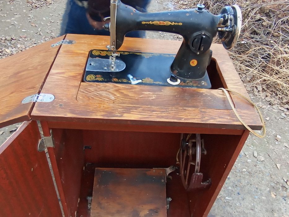 Tikuv mashinasi oyoqda ishlaydigan