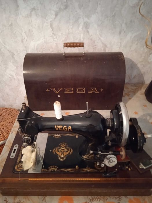 Шевна машина Vega с антикварна стойност - работеща