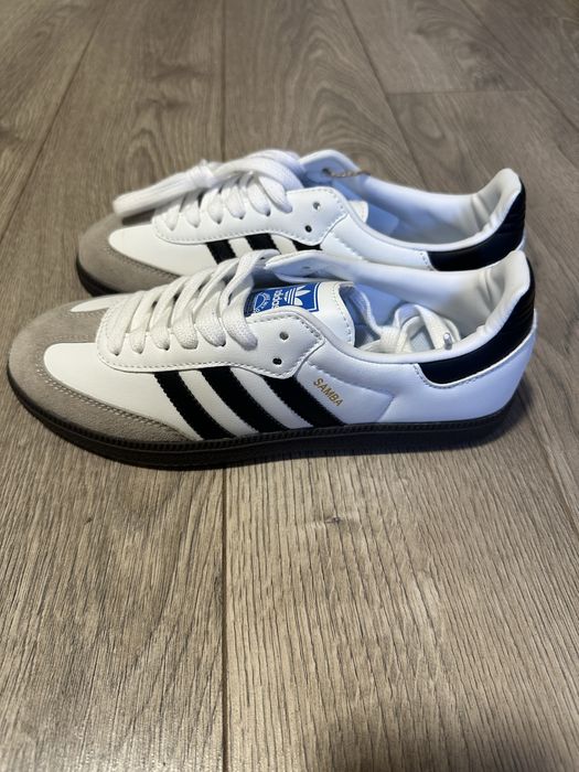 Adidas Samba noi cu eticheta