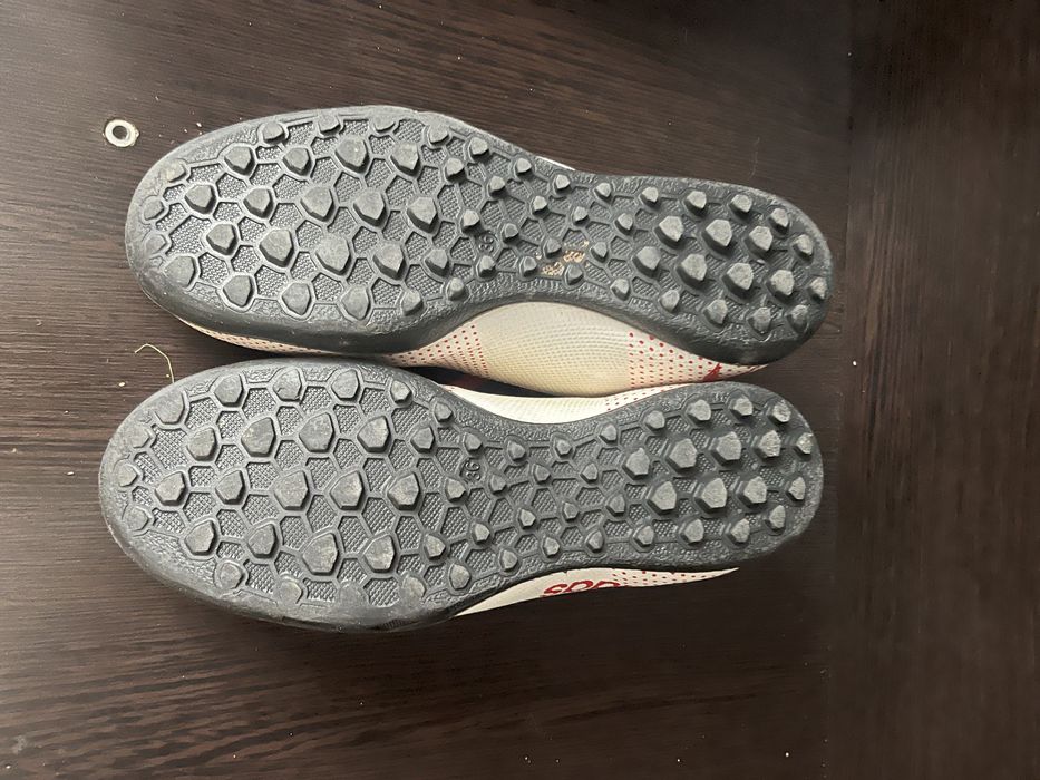 Продам футбольные крассовки