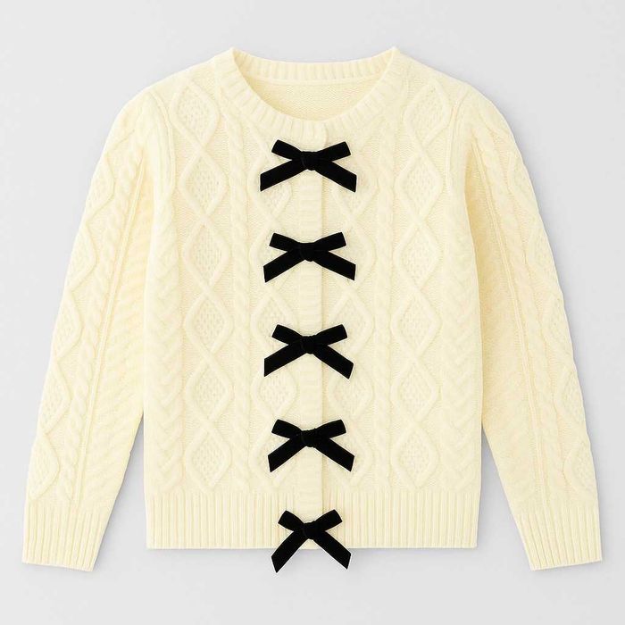 Детска плетена жилетка с червени кадифени панделки