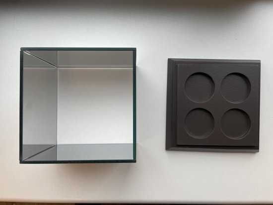 Кубичнен стъклен свещник