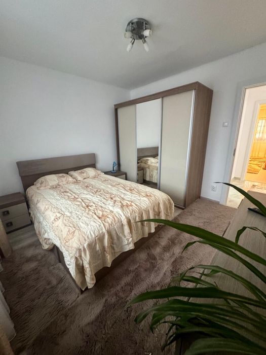 Inchiriez apartament cu 2 camere decomandat,zona Catedrala