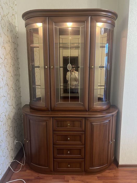 Деревянный буфет с витриной и подсветкой