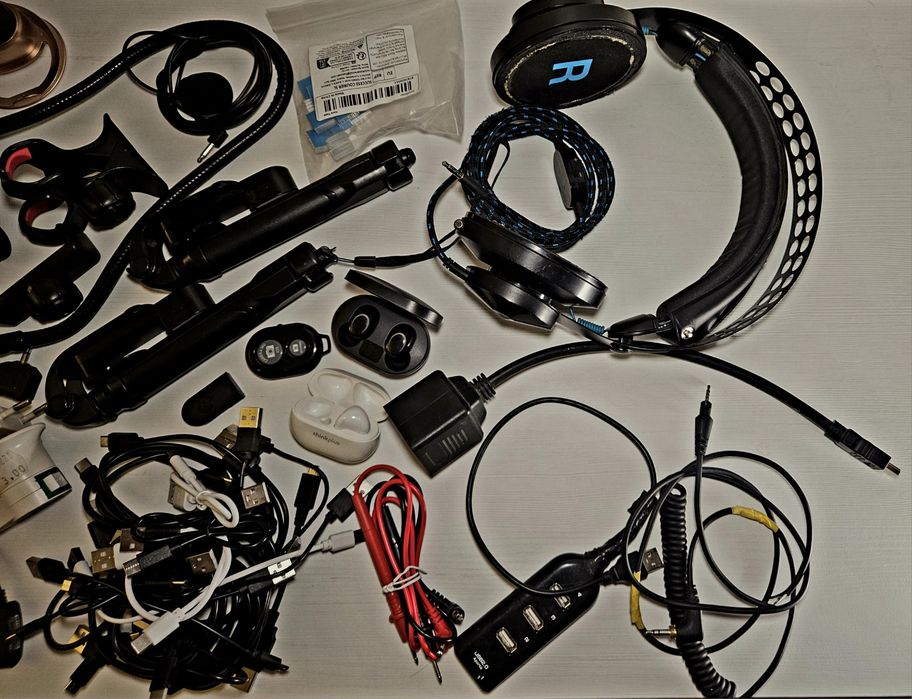 Lot diverse cabluri, încărcătoare, suporți telefon, casti