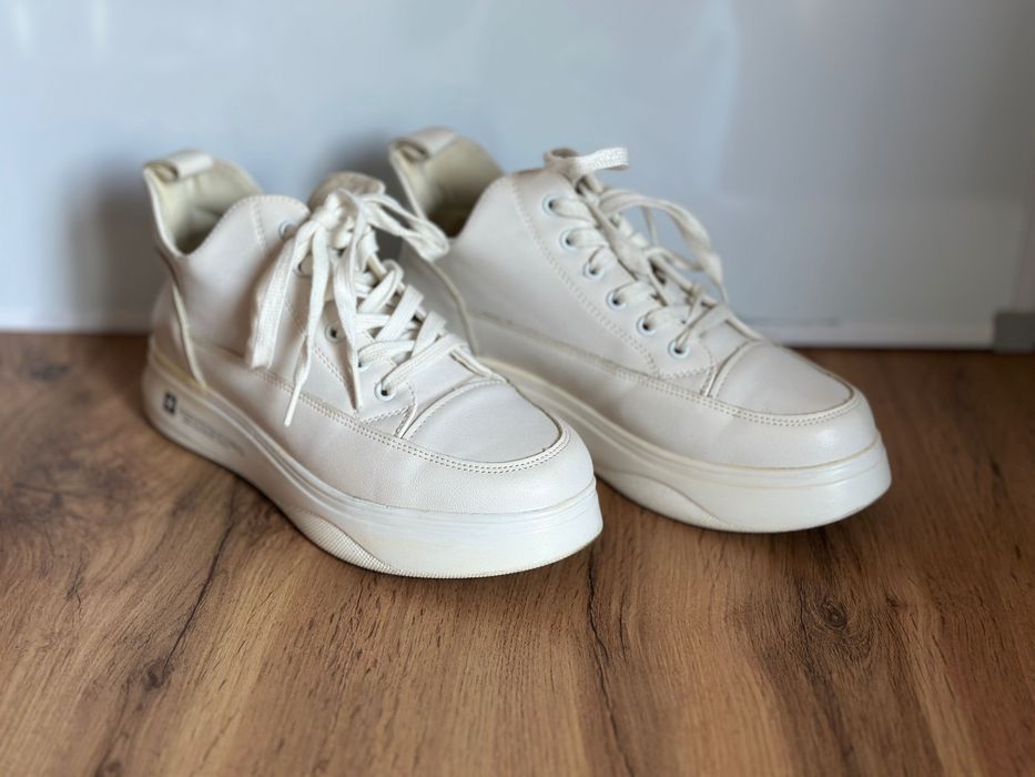 Женские кроссовки