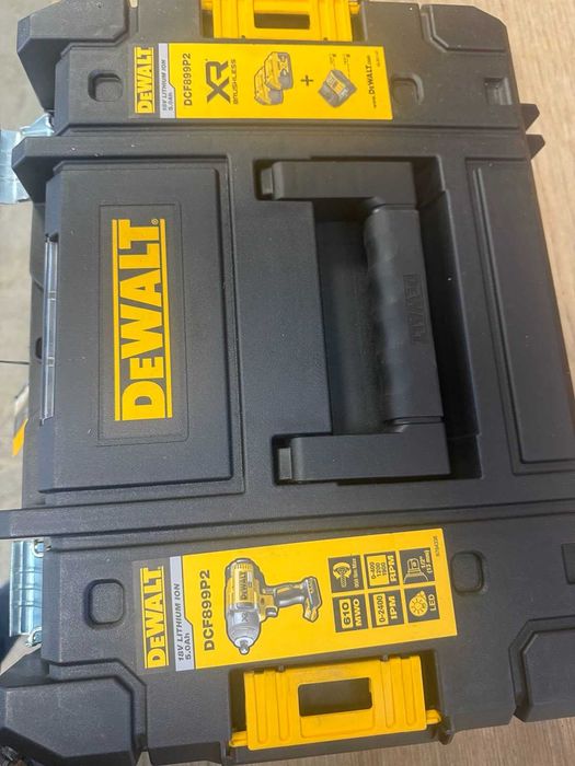 Кутии за инструменти DEWALT