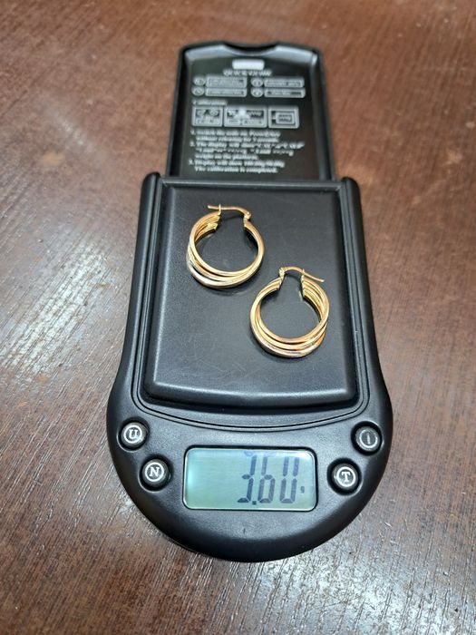 Продам золотые серьги