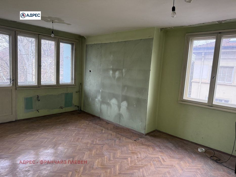Продава се Тристаен апартамент в Плевен, Идеален център - 65 кв.м за 981 €/кв.м - Снимка #1