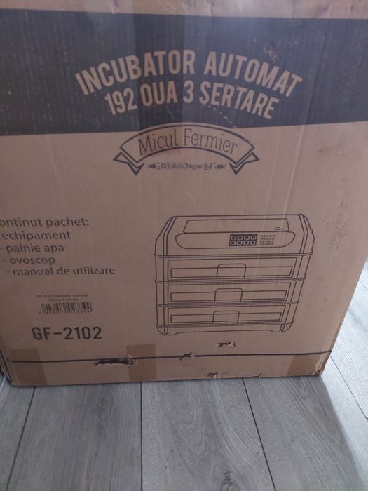 Vând incubator  de 200 ouă nou