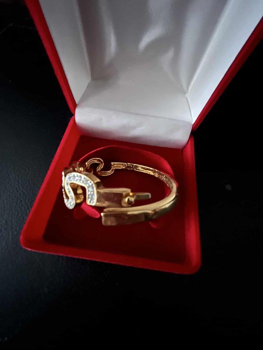 Твърда гривна “белезник” с камъни