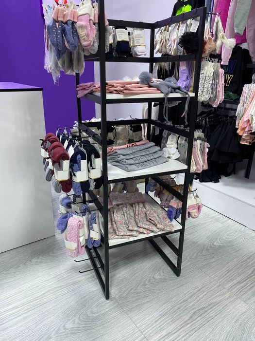 Магазин одежды. Торговые точки. Полки. Вешалки для оодежды