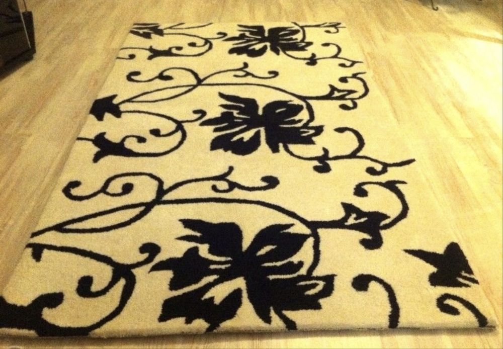 Голяма ракла за съхранение и Килим