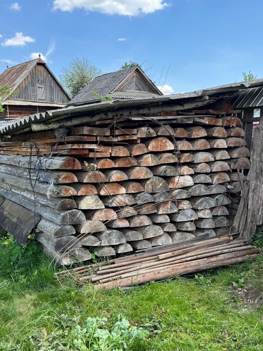 Lemn de construcție casa/cabana uscat - stivuit și acoperit