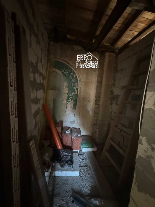 Двуетажна къща с гараж за продажба в Центъра