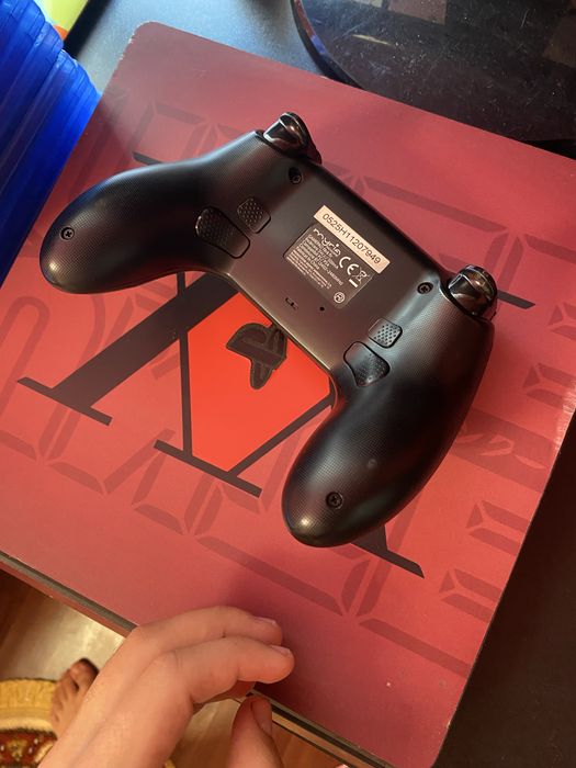 Ps 4 slim cu model spiderman adica e singurul care arata asa, vine la pachet cu 3 jocuri dar putem negocia la mai multe , il am de 1 an in straer buna