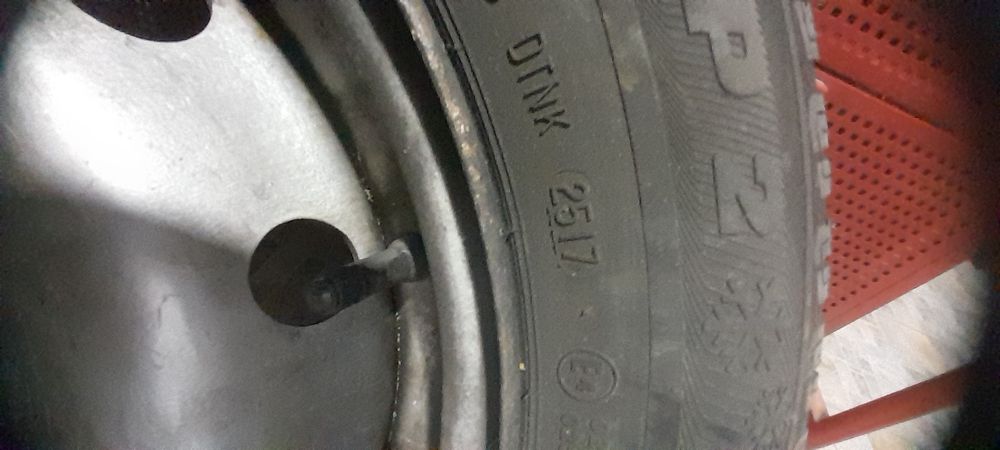 6 Jante logan r 15, 2 cauciucuri de vara, 2 de iarna plus 6 capace