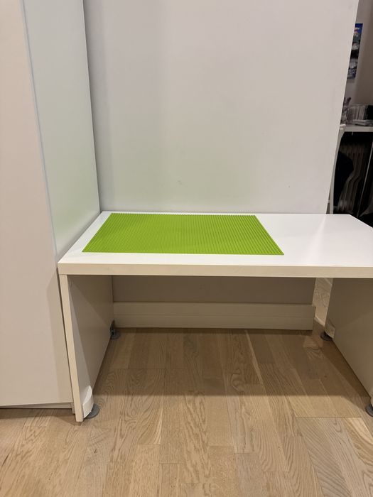 Стол-тумба икеа с ковриком для лего