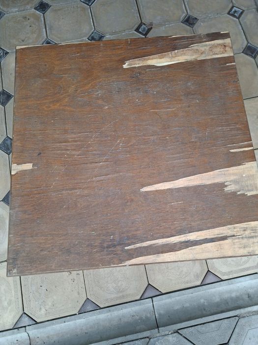 Стол среднего размера