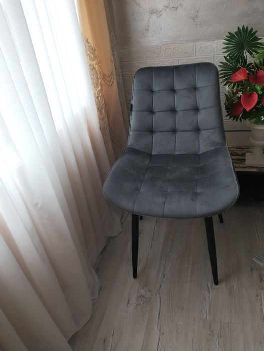 Scaune tapitate sunt noi  4 bucati