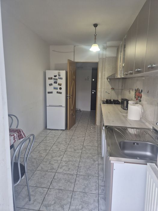 Inchiriez apartament 2 camere, foarte spatios, zona centrala, Pucioasa ,