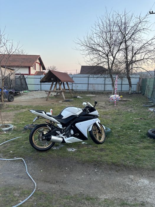 Vand yamaha yzf r125  a1 de la 16 ani