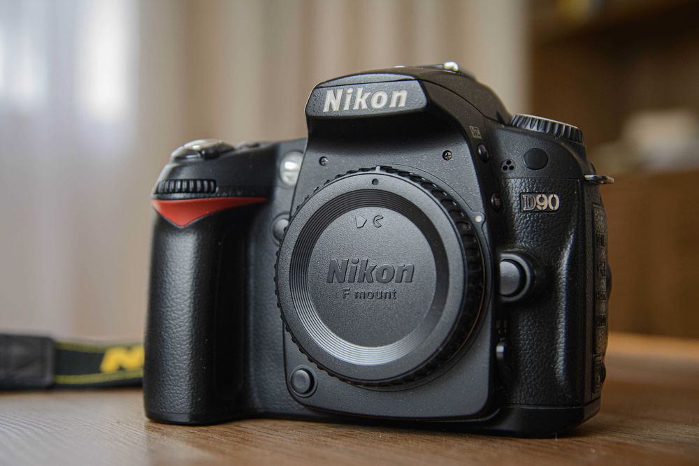 Nikon D90 тяло + грип