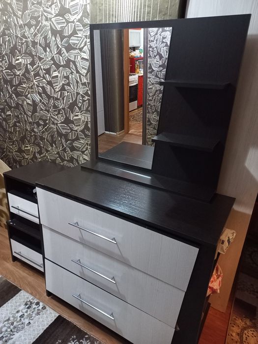 Продам комод  +тумба +зеркало.