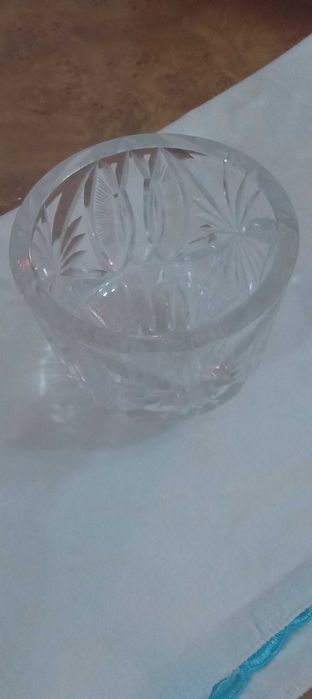 Две хрустальные вазы