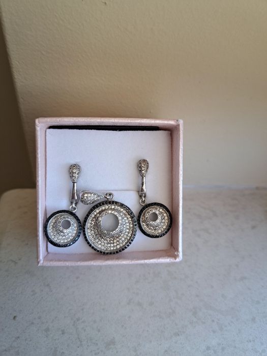 Сребърен комплект -обеци с висулка
