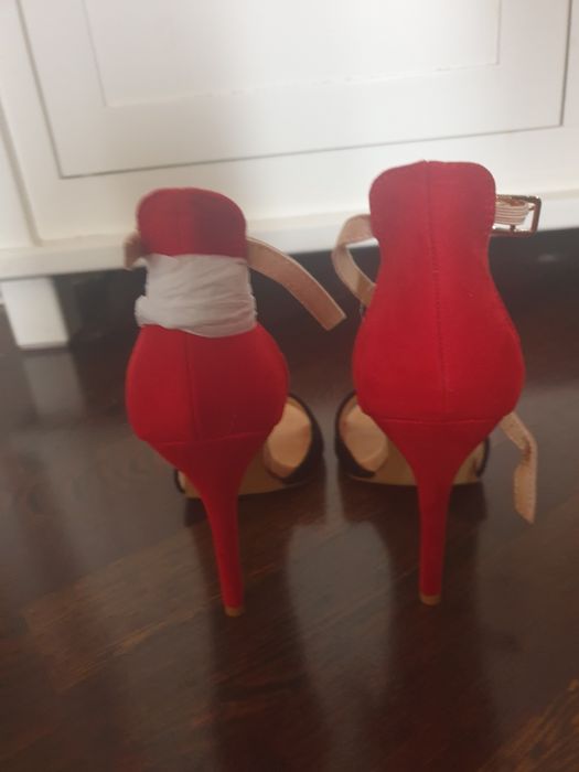 Sandale noi, cu eticheta