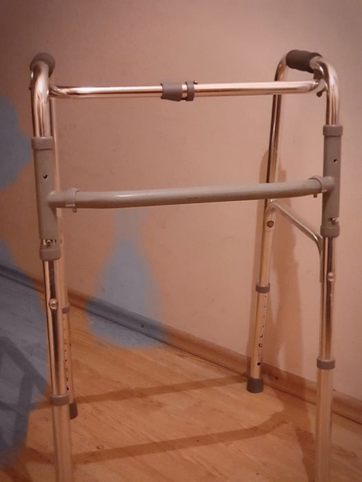 Cadru medical pliabil și saltea antiescare (nefolosită)