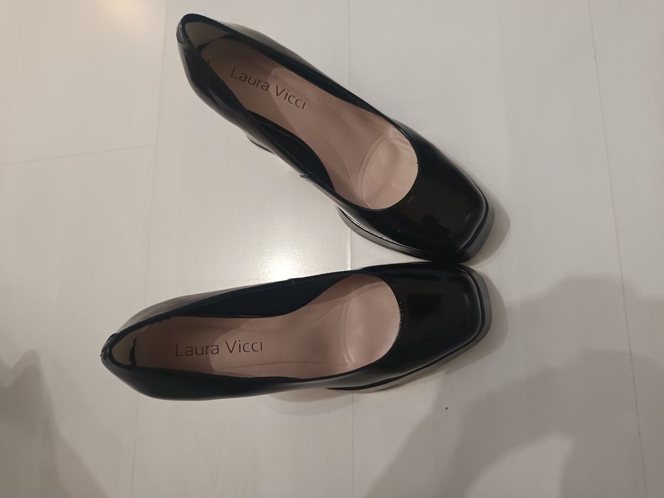 Затворен обувки с висок ток 35 номер нова по ниска цена