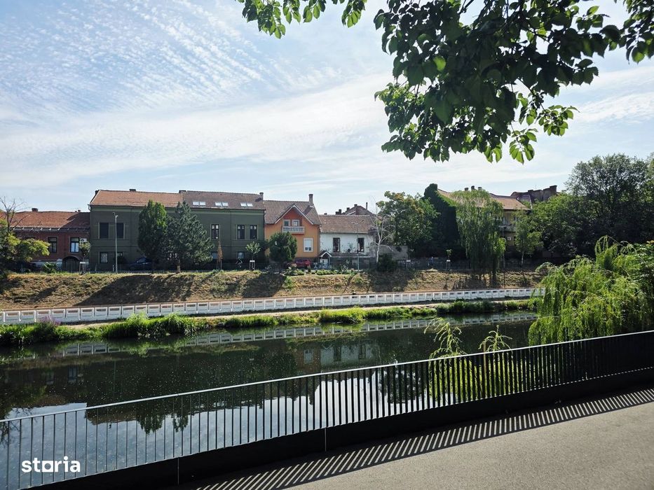 Apartamentul de pe malul Crișului , cu view înspre Palatul Primăriei