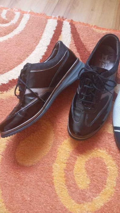 Дамски обувки от естествен лак и кожа