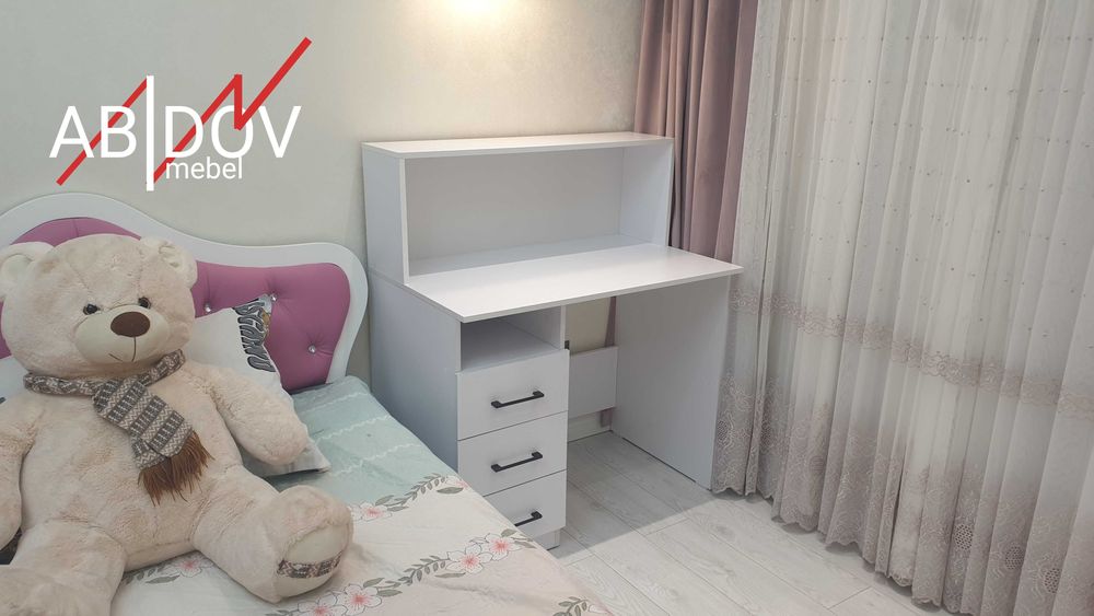 Универсальный стол для школьника. Есть в наличии.