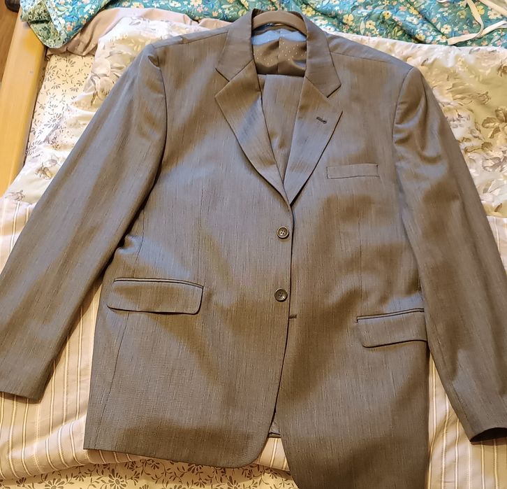 Чисто нов , удобен и стилен костюм