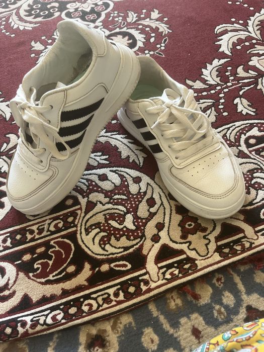 1500 тг ,белый 37 размер.