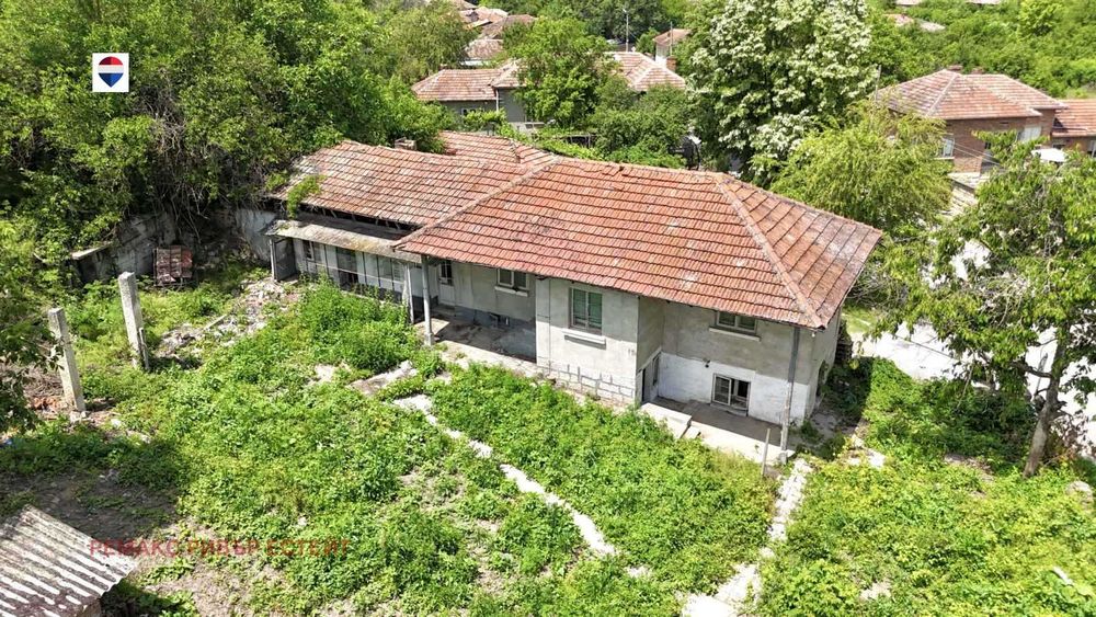 Къща на два етажа и голям двор за продажба в с. Острица