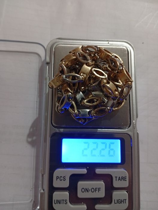 Vând lanț elegant bărbătesc din aur alb și galben